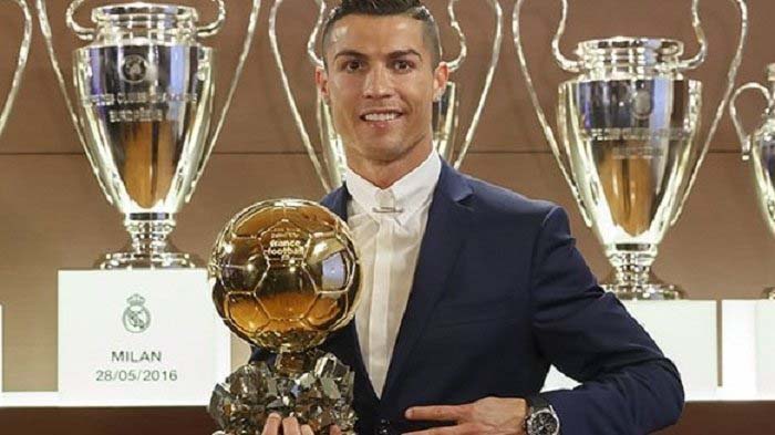 Cristiano Ronaldo memenangkan gelar Ballon d'Or kelimanya